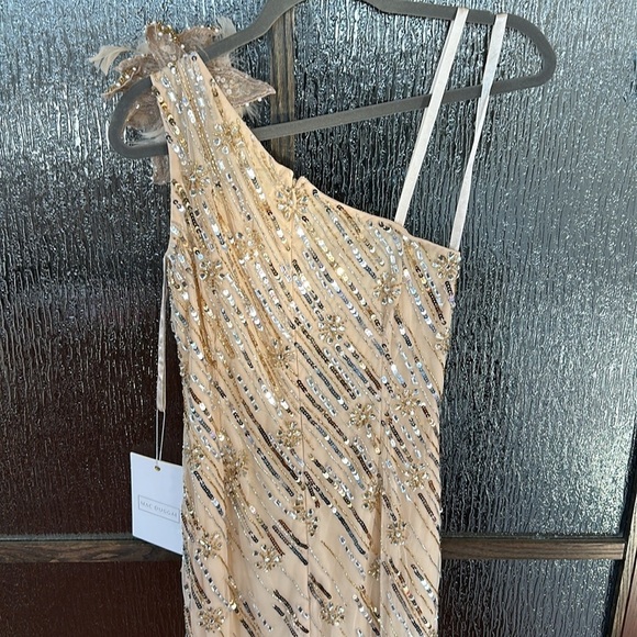 Mac Duggal women’s Cream One-Shoulder Dress with flower feather detail size 2. - Picture 10 of 13